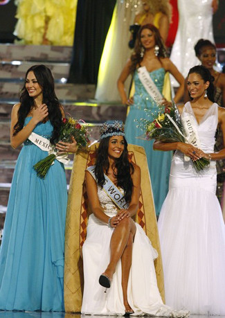 Miss Gibraltar Kaiane Aldorino is crowned Miss World 2009 Kaiane Aldorino, cùng Á hậu 1 with runner up Miss Mexico Perla Beltran Acosta (trái) và Á hậu 2 Miss Nam Phi Tatum Keshwar (phải). Ảnh Getty Images