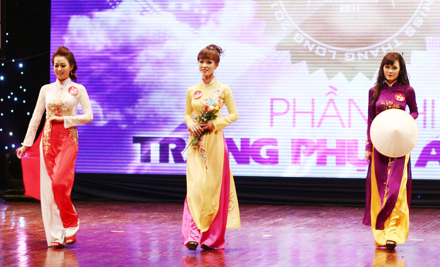 Những tà áo dài luôn gợi tới nét thân quen đối với mỗi người Việt Nam