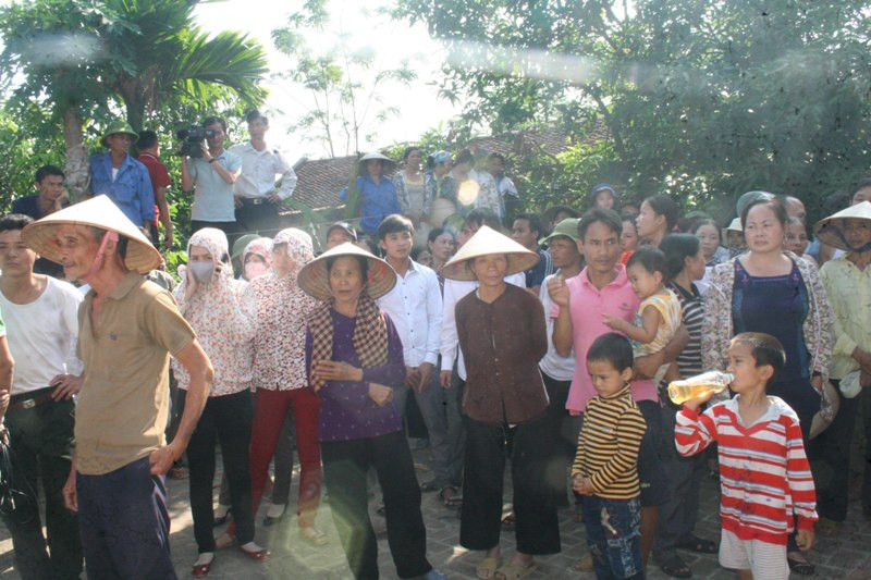 Người dân kéo đến chật nhà của ông Chấn để chứng kiến ngày ông trở về