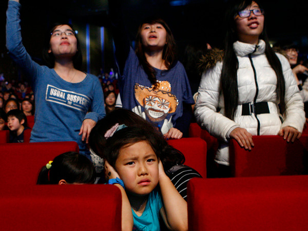 Có khán giả nhí không chịu được không khí náo nhiệt phải bịt tai mà nước mắt chảy dòng dòng