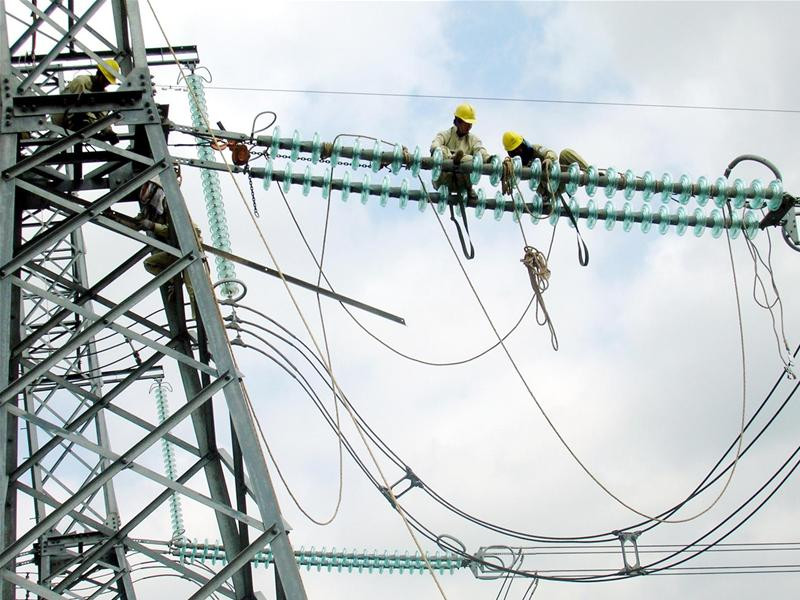 Công nhân EVN kiểm tra đường dây điện cao thế trước khi đóng điện. Ảnh: Diễm Hương Công nhân EVN kiểm tra đường dây điện cao thế trước khi đóng điện. Ảnh: Diễm Hương