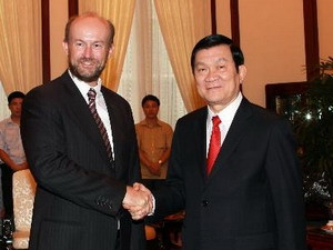 Chủ tịch nước Trương Tấn Sang tiếp ông Allaster Cox, Đại sứ Australia tại Việt Nam. (Ảnh: Nguyễn Khang/TTXVN)