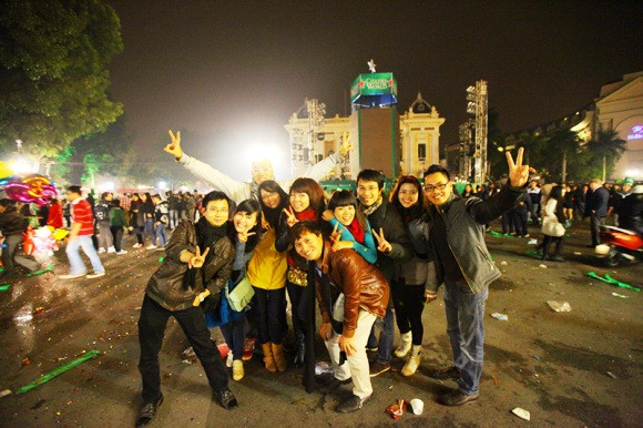 Cùng nhau chụp những bức ảnh lưu lại giây phút đầu năm mới. Cùng nhau chụp những bức ảnh lưu lại giây phút đầu năm mới