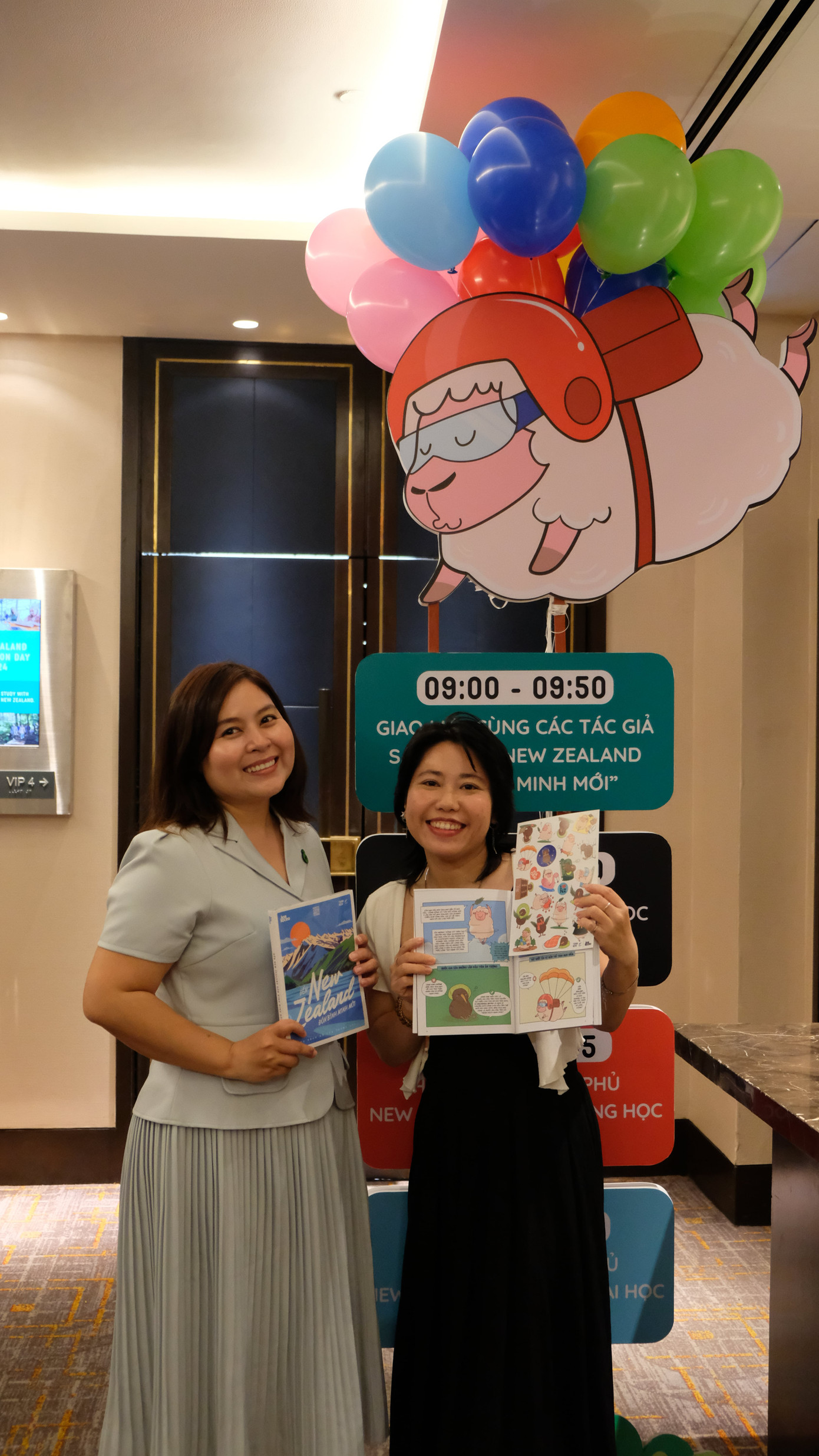 Họa sĩ Sứa Con Lon Ton (trái) cùng chị Thùy Trang - Thư ký toà soạn báo Hoa Học Trò (phải). Ảnh: Kim Bảo Họa sĩ Sứa Con Lon Ton (trái) cùng chị Thùy Trang - Thư ký toà soạn báo Hoa Học Trò (phải). Ảnh: Kim Bảo