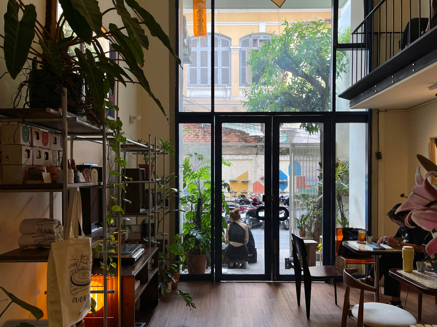 Bạn có thể ghé qua Hai Cái Tẩy Café để được tư vấn thêm về thú chơi đĩa than. Bạn có thể ghé qua Hai Cái Tẩy Café để được tư vấn thêm về thú chơi đĩa than.