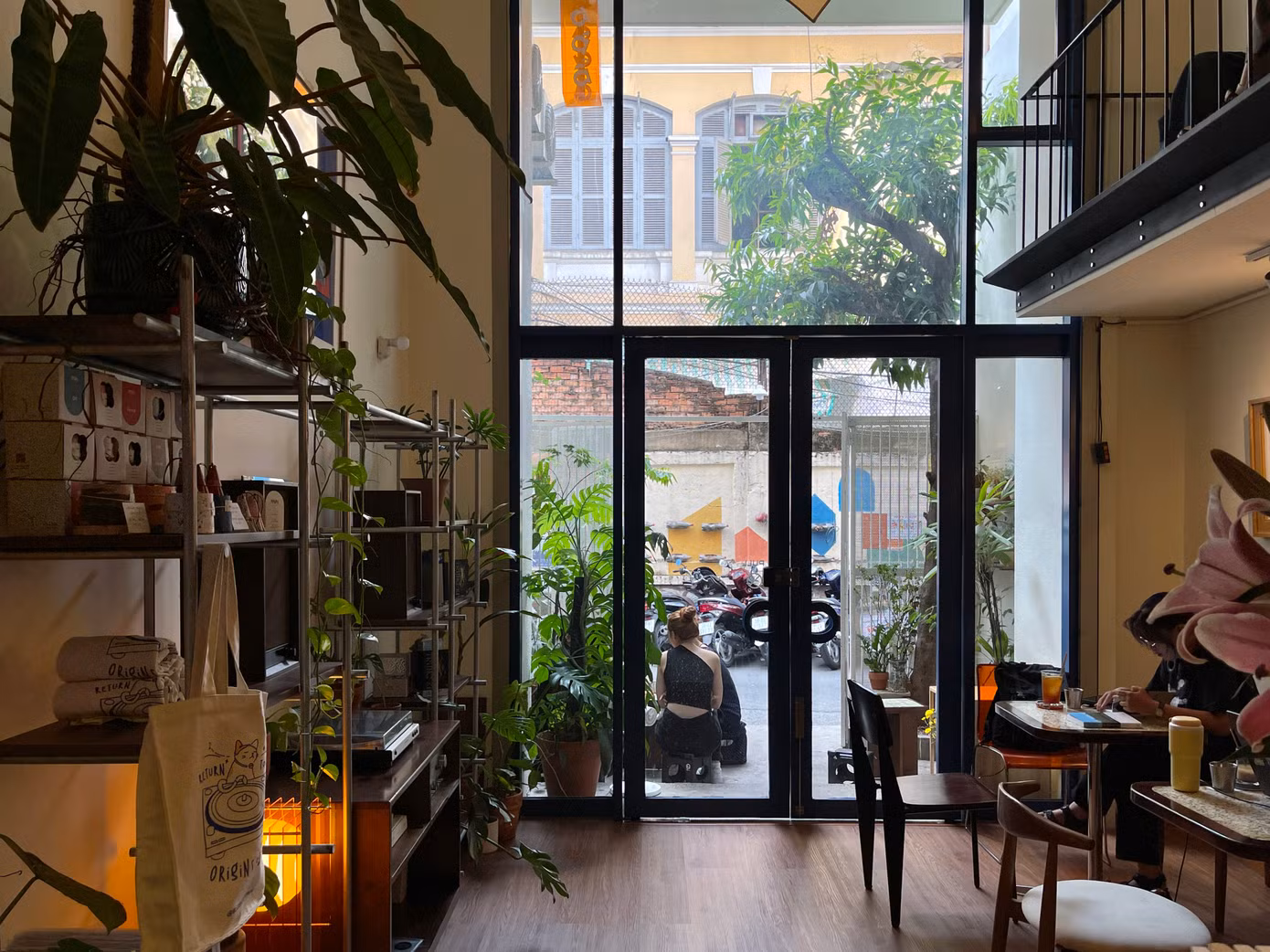 Bạn có thể ghé qua Hai Cái Tẩy Café để được tư vấn thêm về thú chơi đĩa than.