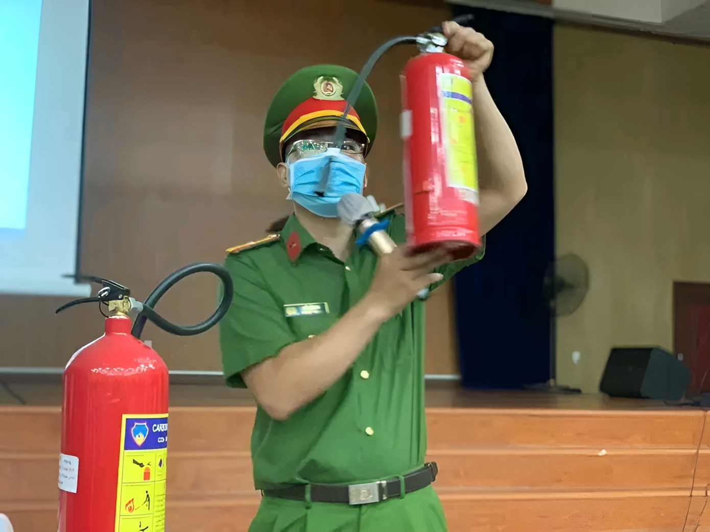 Buổi sinh hoạt &quot;Hãy PCCC trước khi quá muộn&quot; - một trong chuỗi chuyên đề PCCC được duy trì đều đặn từ năm 2019 đến nay. Nguồn: Fanpage Đoàn trường THPT chuyên Lê Hồng Phong.