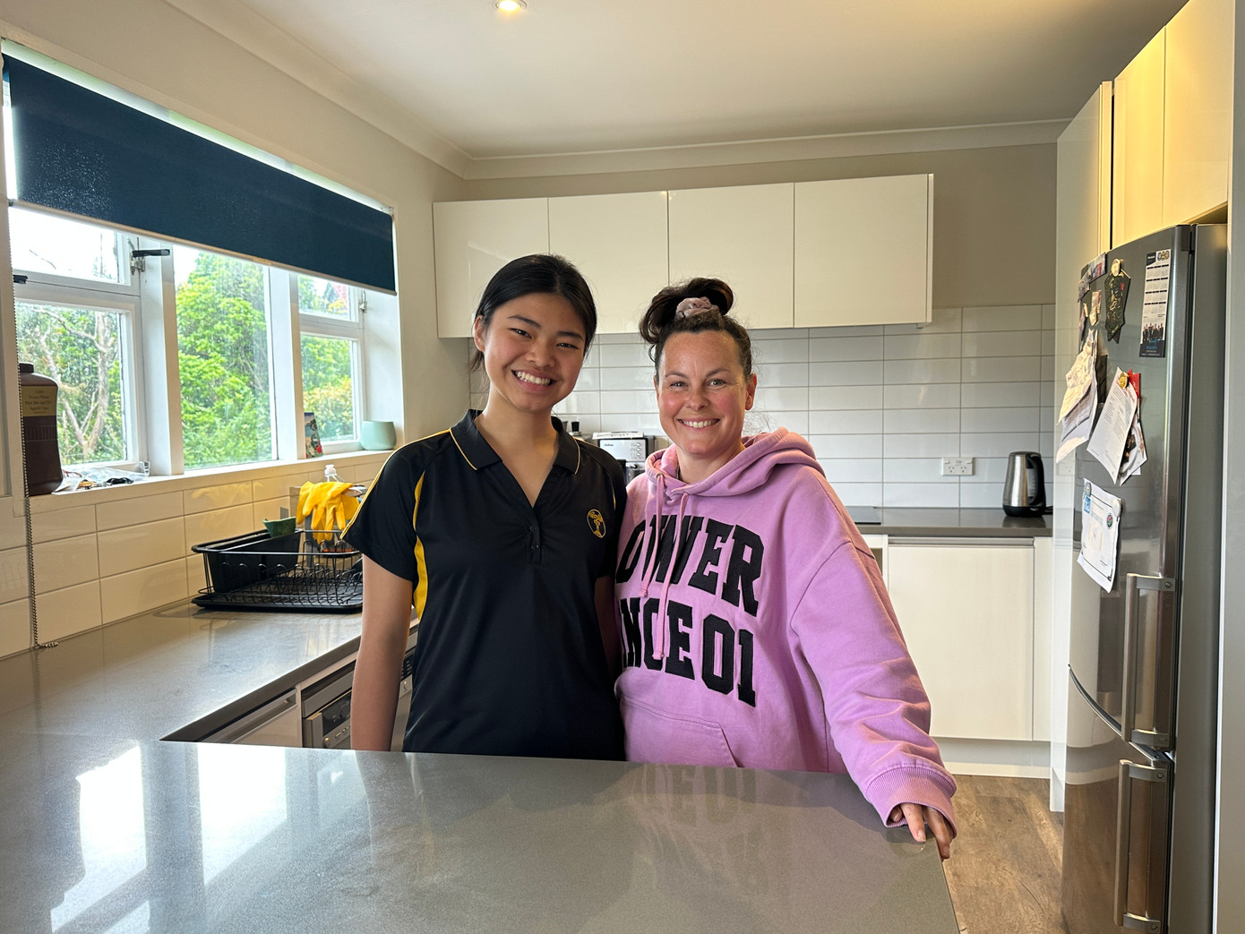 Hữu Mi chia sẻ hay vào phụ làm bếp cùng host là cô Amanda. Ảnh: NVCC