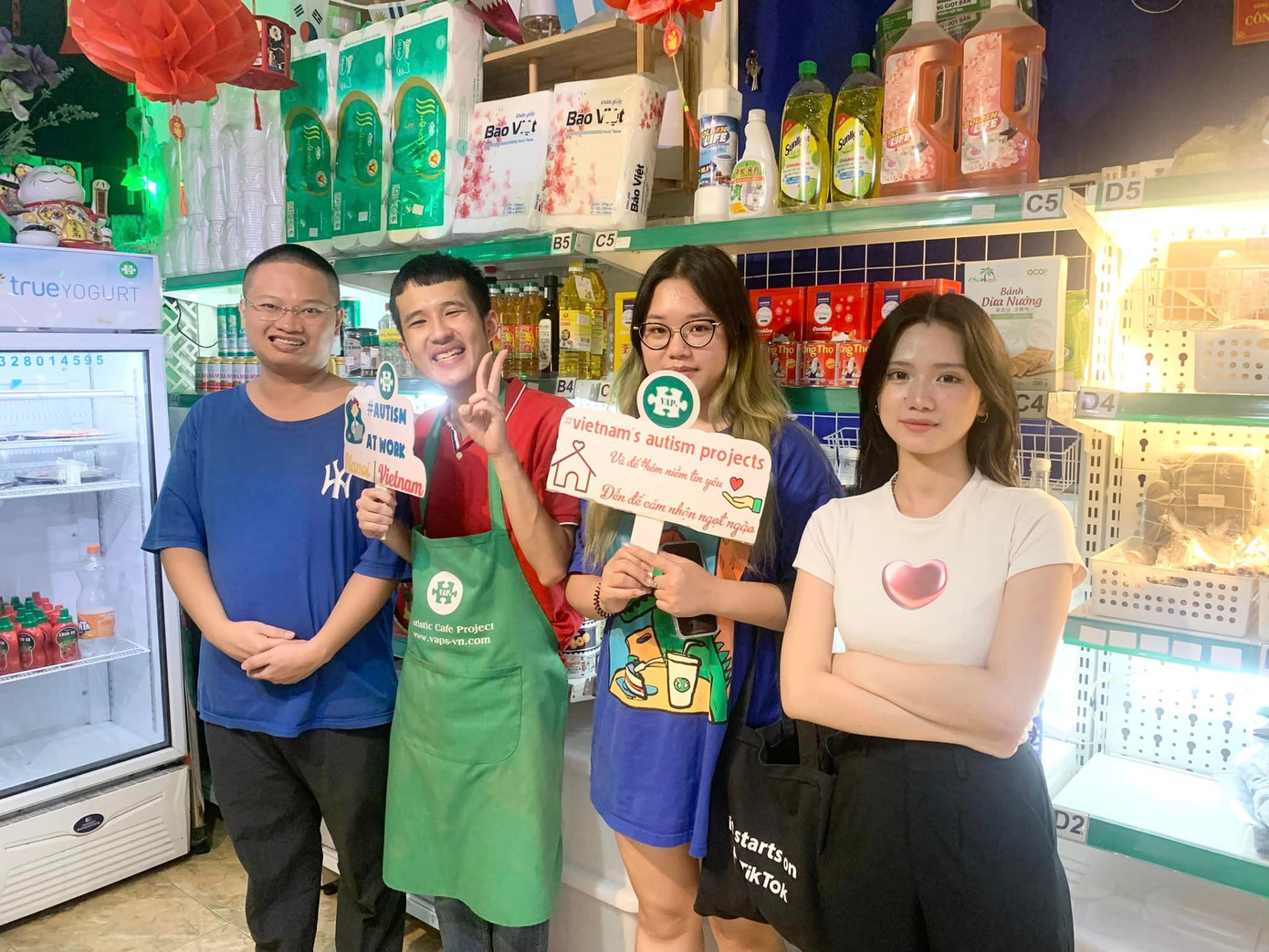 Các bạn nhân viên chụp ảnh cùng khách hàng của mình ở tầng siêu thị trong gian nhà. Ảnh: Vietnam&apos;s Autism Projects