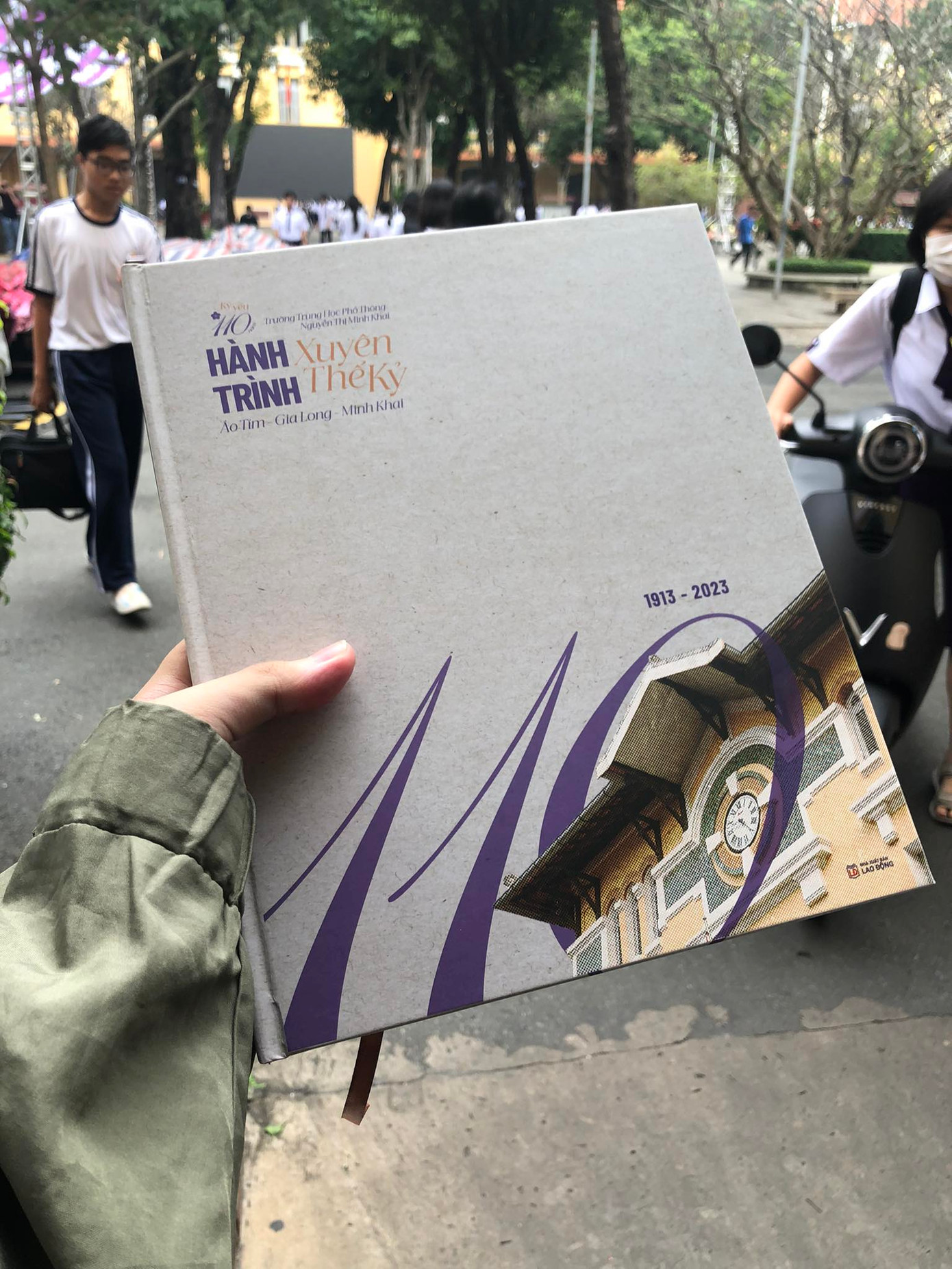 Cận cảnh quyển kỷ yếu Minh Khai. Ảnh: Anh Minh. Cận cảnh quyển kỷ yếu Minh Khai. Ảnh: Anh Minh.