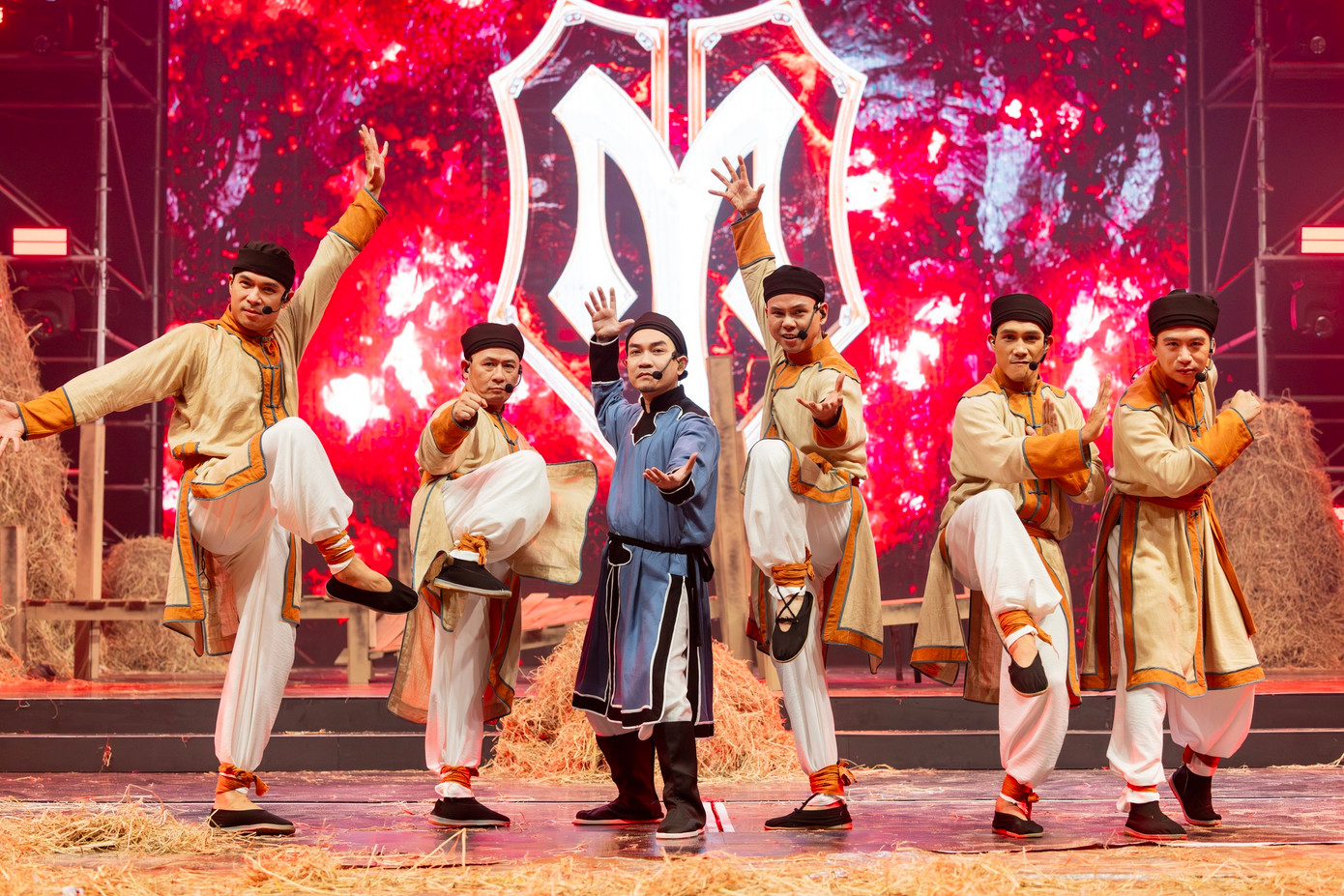 Các Anh Tài trong tiết mục Dạ Cổ Hoài Lang. Các Anh Tài trong tiết mục Dạ Cổ Hoài Lang.