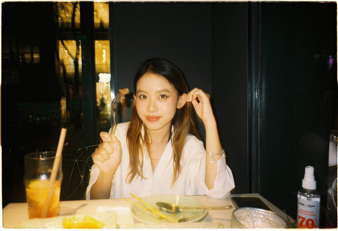 Dịu Thùy chọn mua sắm qua livestream vào các dịp sale khủng giữa tháng để &quot;ôm&quot; hàng giá &quot;hạt dẻ&quot; nhất. Ảnh: NVCC