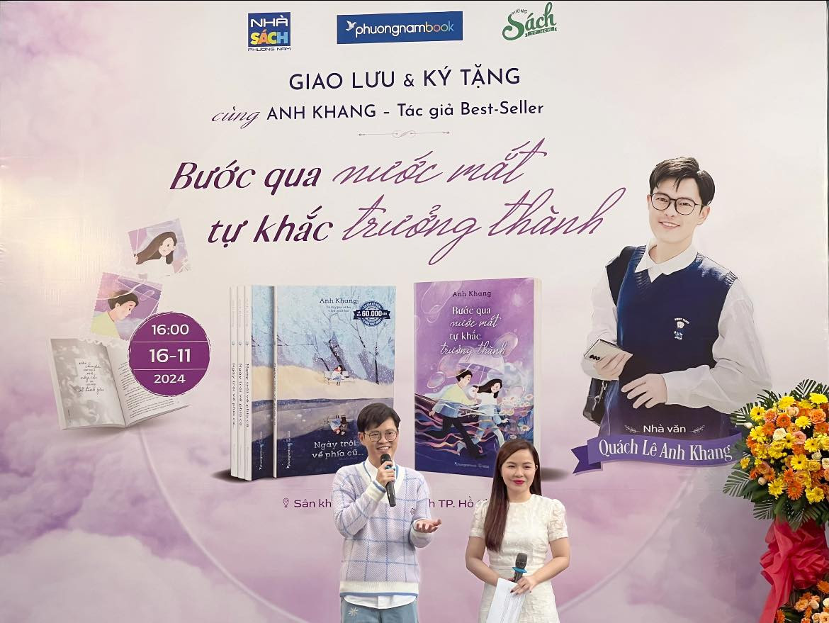 Nhà văn Anh Khang gửi lời cảm ơn đến các bạn đọc, dù trước con sóng mạng xã hội vẫn chọn đọc sách và yêu mến sách của anh. Ảnh: Nhà sách Phương Nam Nhà văn Anh Khang gửi lời cảm ơn đến các bạn đọc, dù trước con sóng mạng xã hội vẫn chọn đọc sách và yêu mến sách của anh. Ảnh: Nhà sách Phương Nam