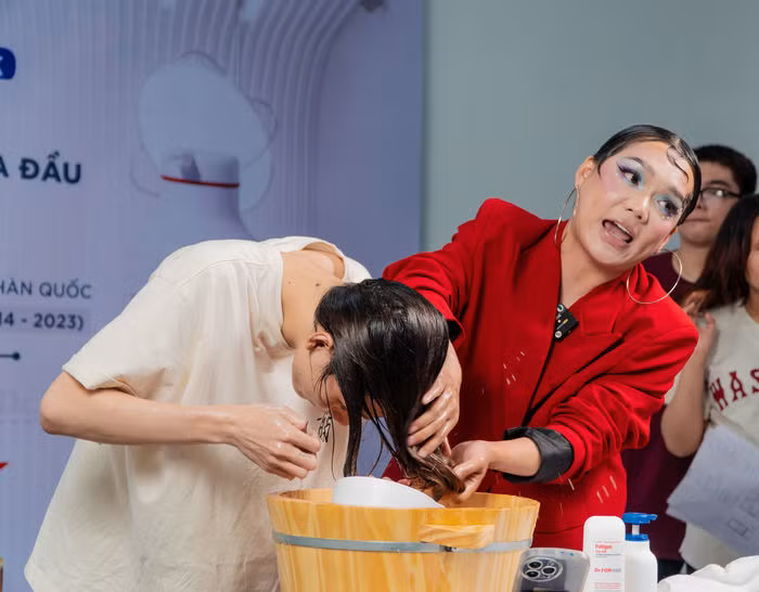 TikToker Phạm Thoại đang "thị phạm" gội đầu cho ê-kíp của mình ngay trên sóng livestream để test chất lượng sản phẩm. Ảnh: Internet