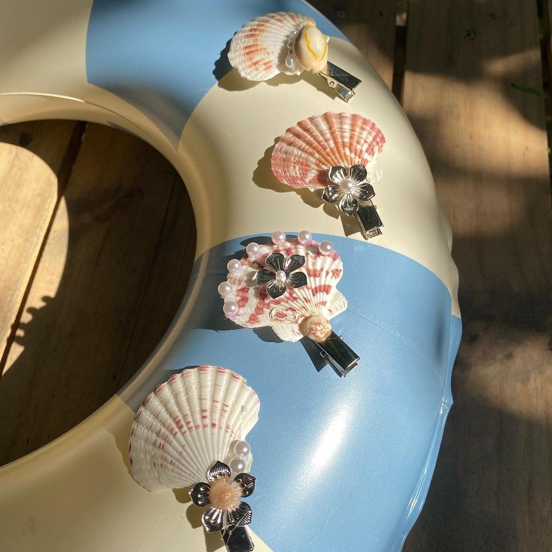 Từ một chiếc vỏ sò có thể hoá thành phụ kiện tóc cực xinh. Ảnh: @aerewear