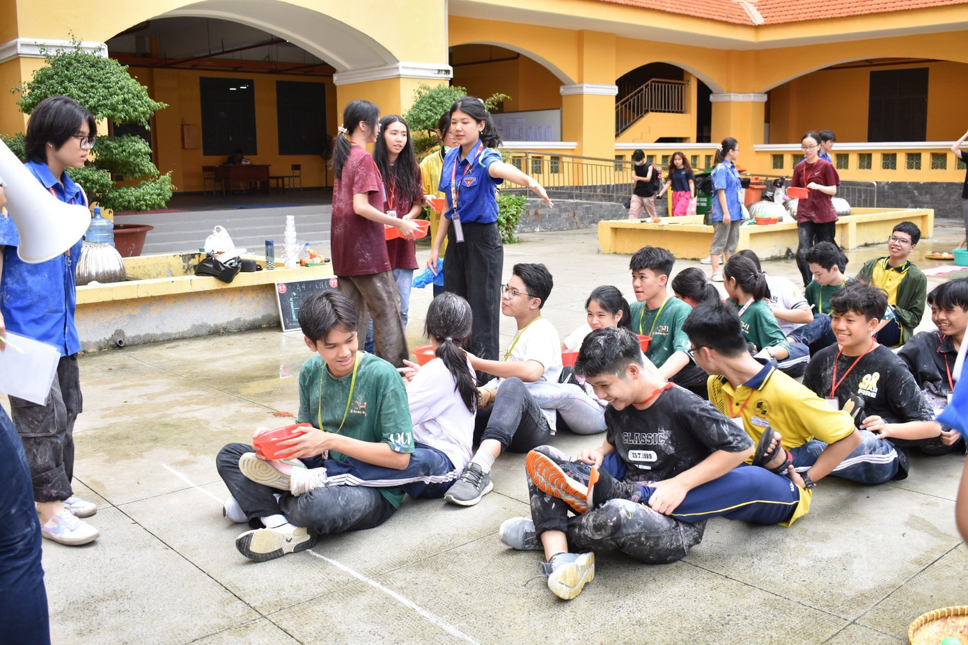 Hình ảnh các bạn học sinh tham gia chạy trạm "Lễ hội Đua ghe Ngo".