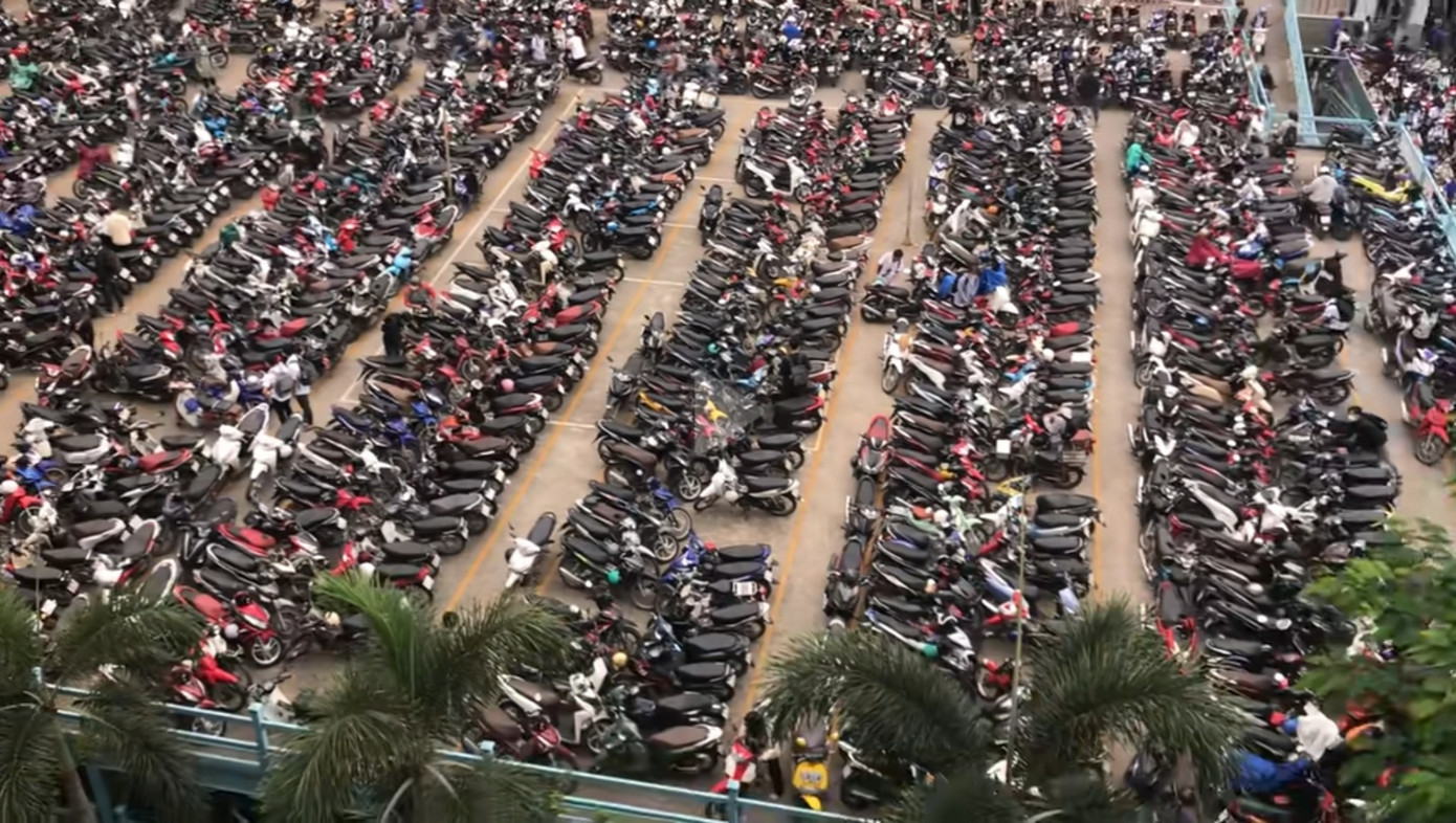 &quot;Khung cảnh thân quen&quot; tại các bãi giữ xe học đường.