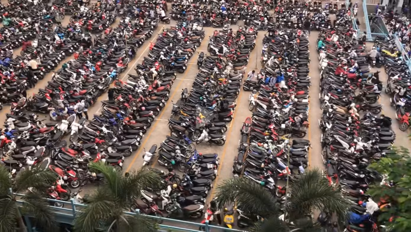 "Khung cảnh thân quen" tại các bãi giữ xe học đường.