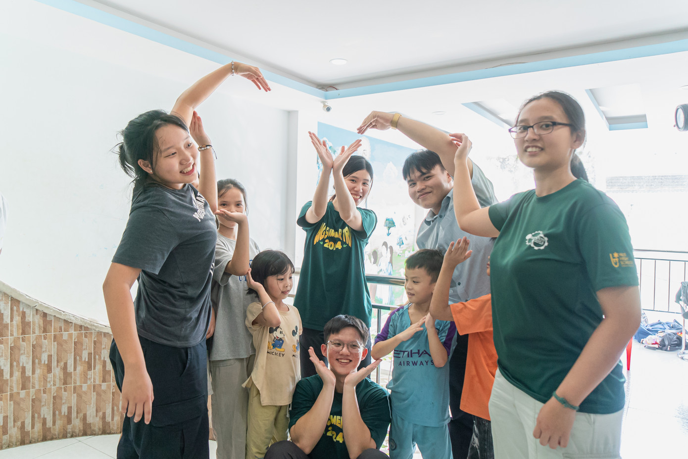 Phương Linh (ngoài cùng bên trái). Ảnh: NVCC