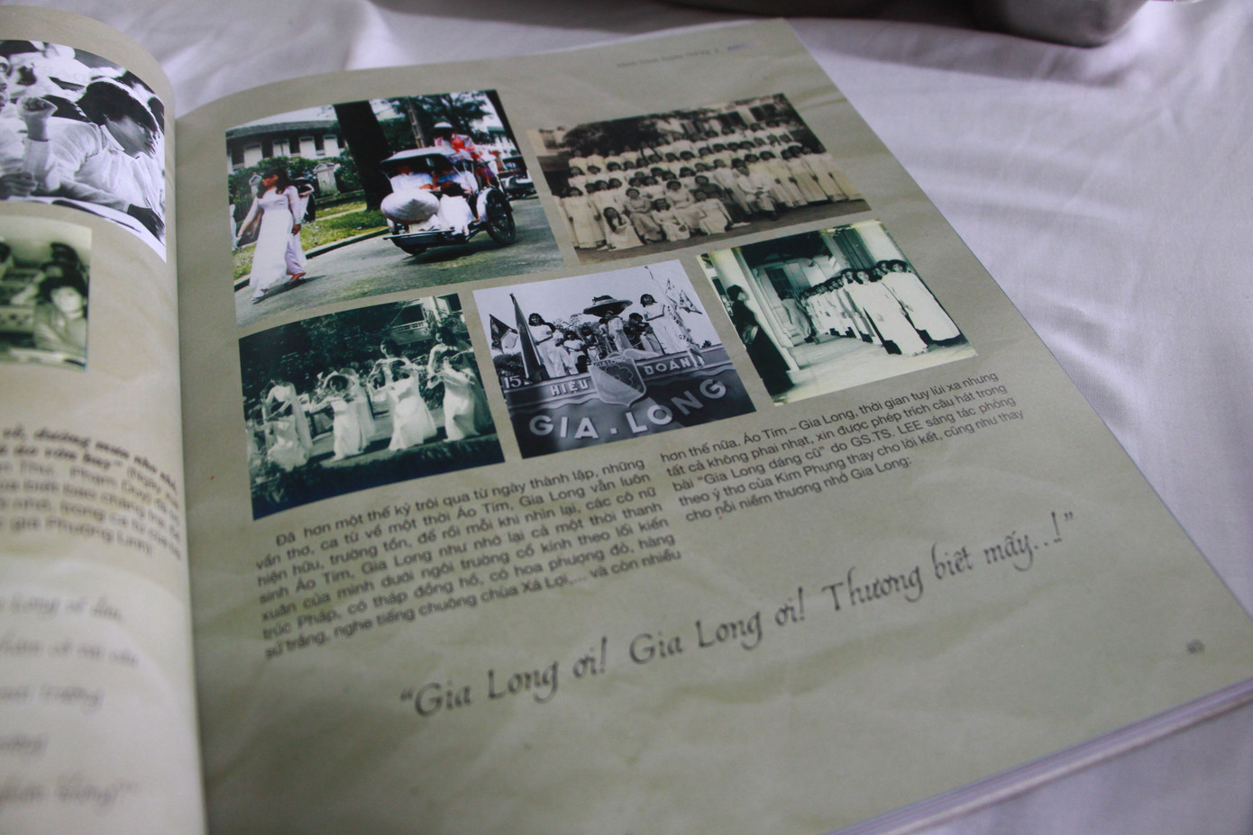 Quyển kỷ yếu chia sẻ những năm tháng đầu tiên của trường Minh Khai. Ảnh: Anh Minh. Quyển kỷ yếu chia sẻ những năm tháng đầu tiên của trường Minh Khai. Ảnh: Anh Minh.