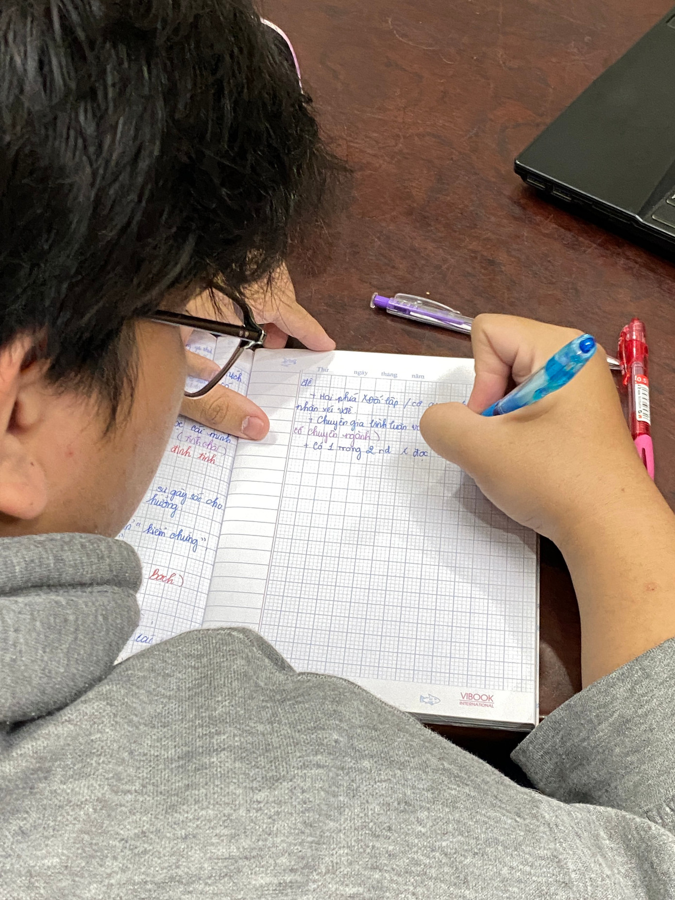 Khi viết báo, các bạn nên tìm hiểu đa chiều thông tin, liên hệ nhiều bên nhân vật để làm rõ sự kiện, vấn đề. Ảnh: Hoàng Mai Khi viết báo, các bạn nên tìm hiểu đa chiều thông tin, liên hệ nhiều bên nhân vật để làm rõ sự kiện, vấn đề. Ảnh: Hoàng Mai