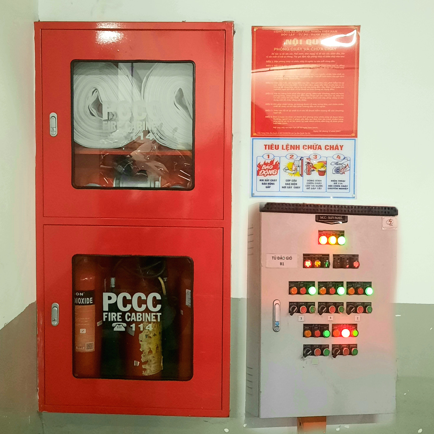 Thiết bị phòng cháy chữa cháy được trang bị ở hầm xe trường Đại học Kinh tế TP.HCM. Thiết bị phòng cháy chữa cháy được trang bị ở hầm xe trường Đại học Kinh tế TP.HCM.