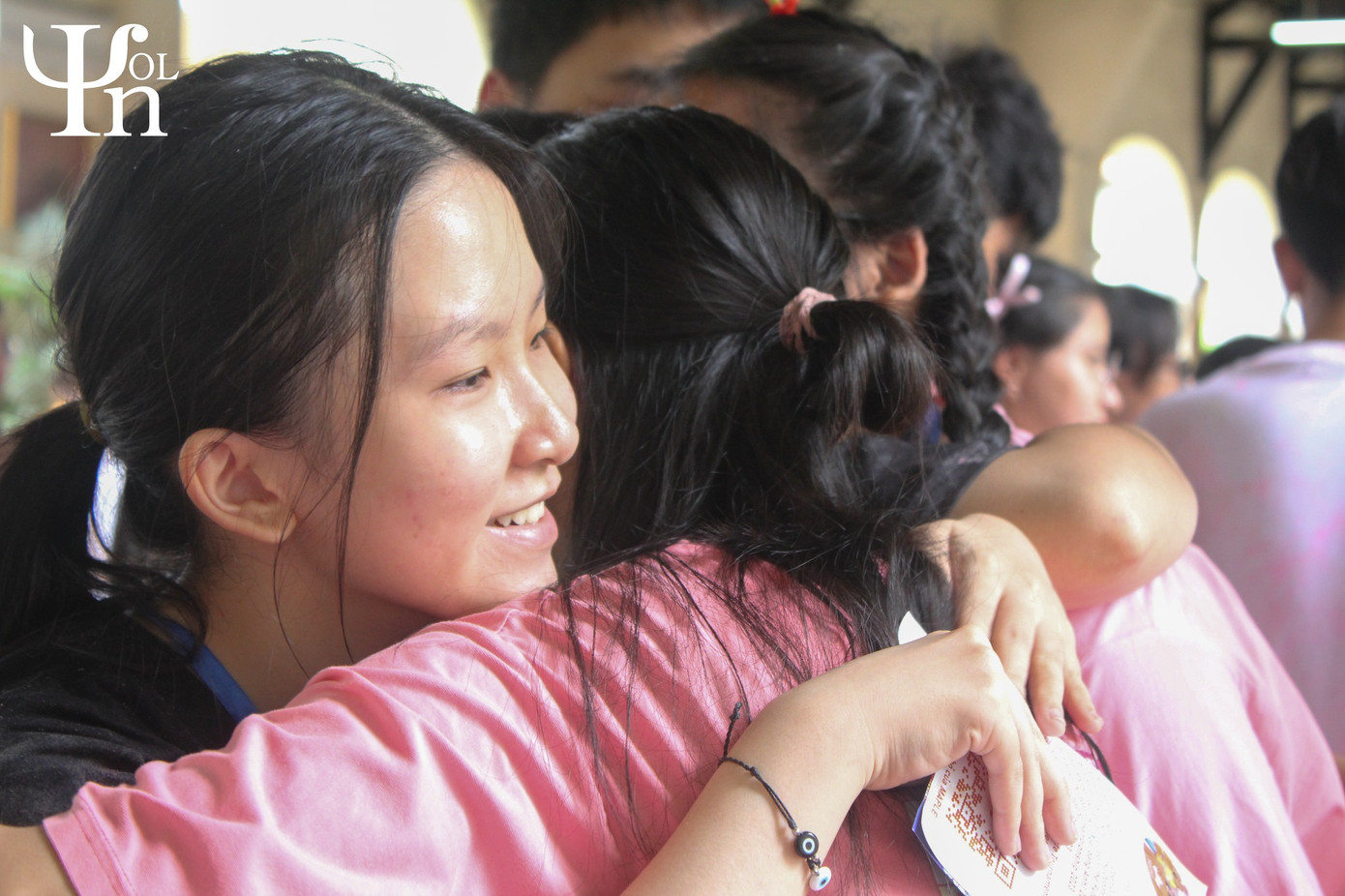 Bên cạnh những giây phút bùng nổ là những cái ôm động viên vô cùng ấm áp.