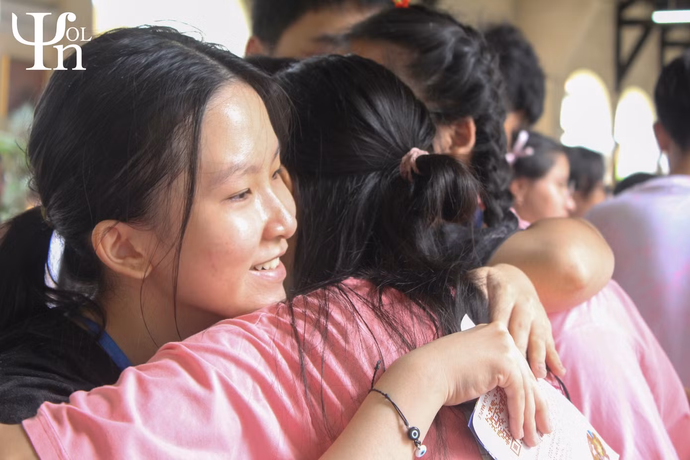Bên cạnh những giây phút bùng nổ là những cái ôm động viên vô cùng ấm áp.