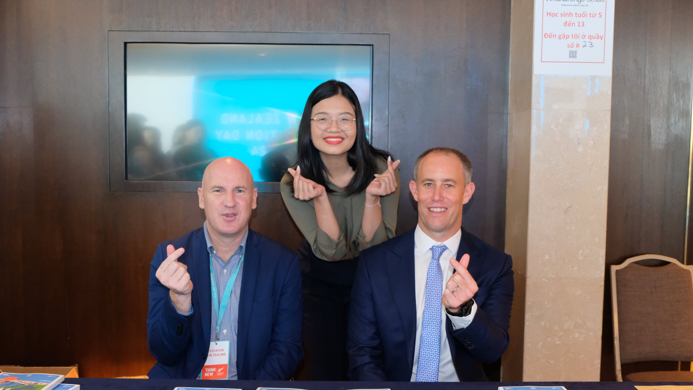 Chị Thục Phương đã đến Ngày hội giáo dục New Zealand tại TP.HCM, giao lưu cùng chú Scott James - Tổng lãnh sự New Zealand và chú Ben Burrowes - Giám đốc Cơ quan Giáo dục New Zealand khu vực châu Á. Ảnh: Kim Bảo