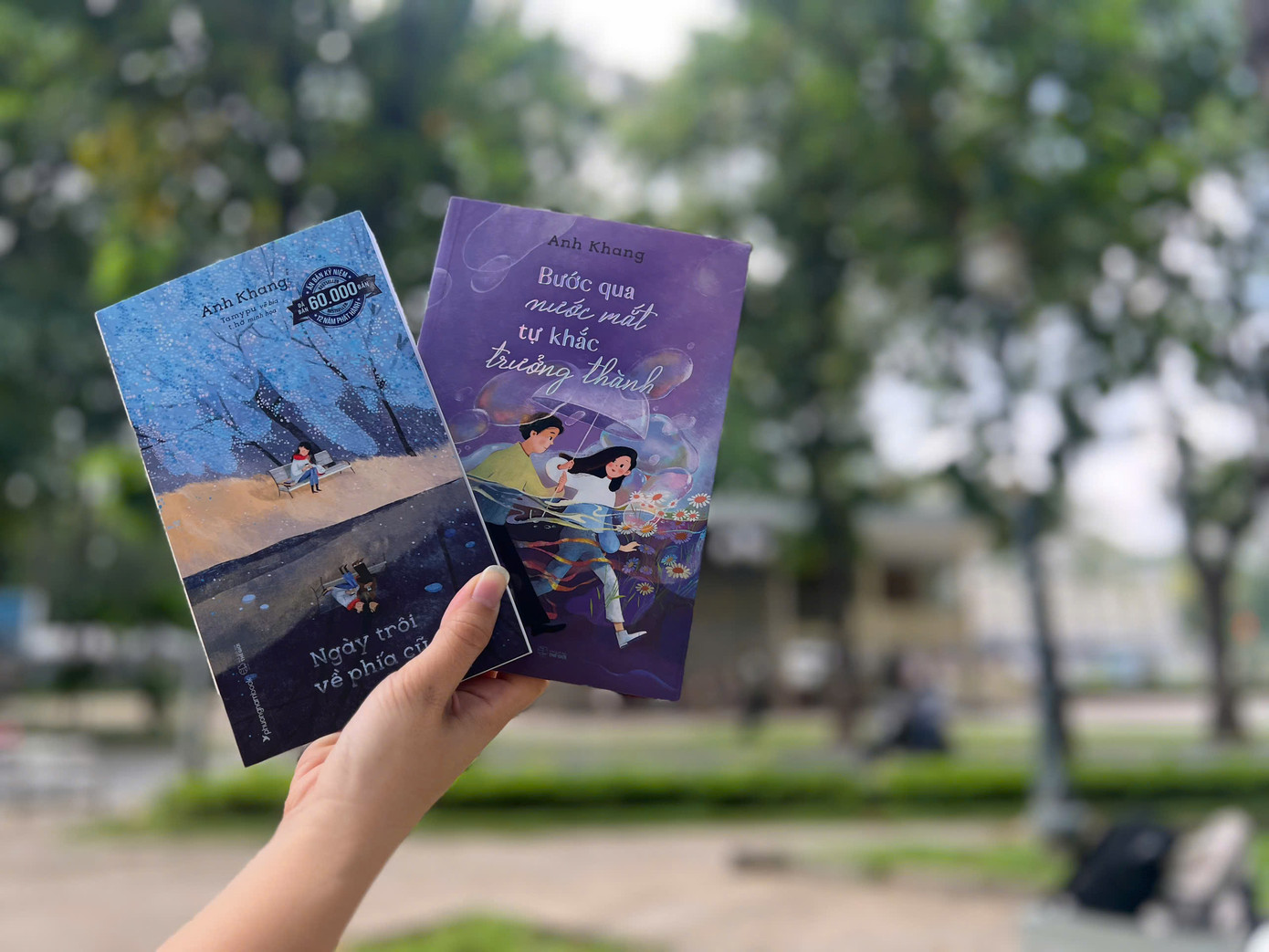 Nhân dịp ra mắt sách mới, nhà văn còn tái bản quyển sách Ngày trôi về phía cũ, đây là ấn bản kỷ niệm 12 năm và được in màu toàn bộ. Ảnh: Nhà sách Phương Nam. Nhân dịp ra mắt sách mới, nhà văn còn tái bản quyển sách Ngày trôi về phía cũ, đây là ấn bản kỷ niệm 12 năm và được in màu toàn bộ. Ảnh: Nhà sách Phương Nam.