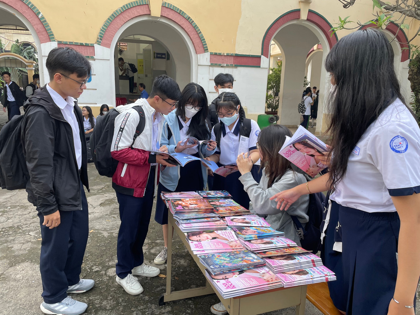 Teen THPT Marie Curie hào hứng xem những ấn phẩm mới nhất của Hoa Học Trò.