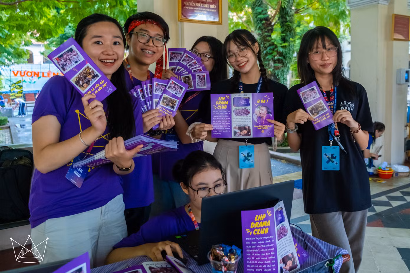 Muốn nhận poster, đến ngay quầy của Câu lạc bộ Truyền thông.