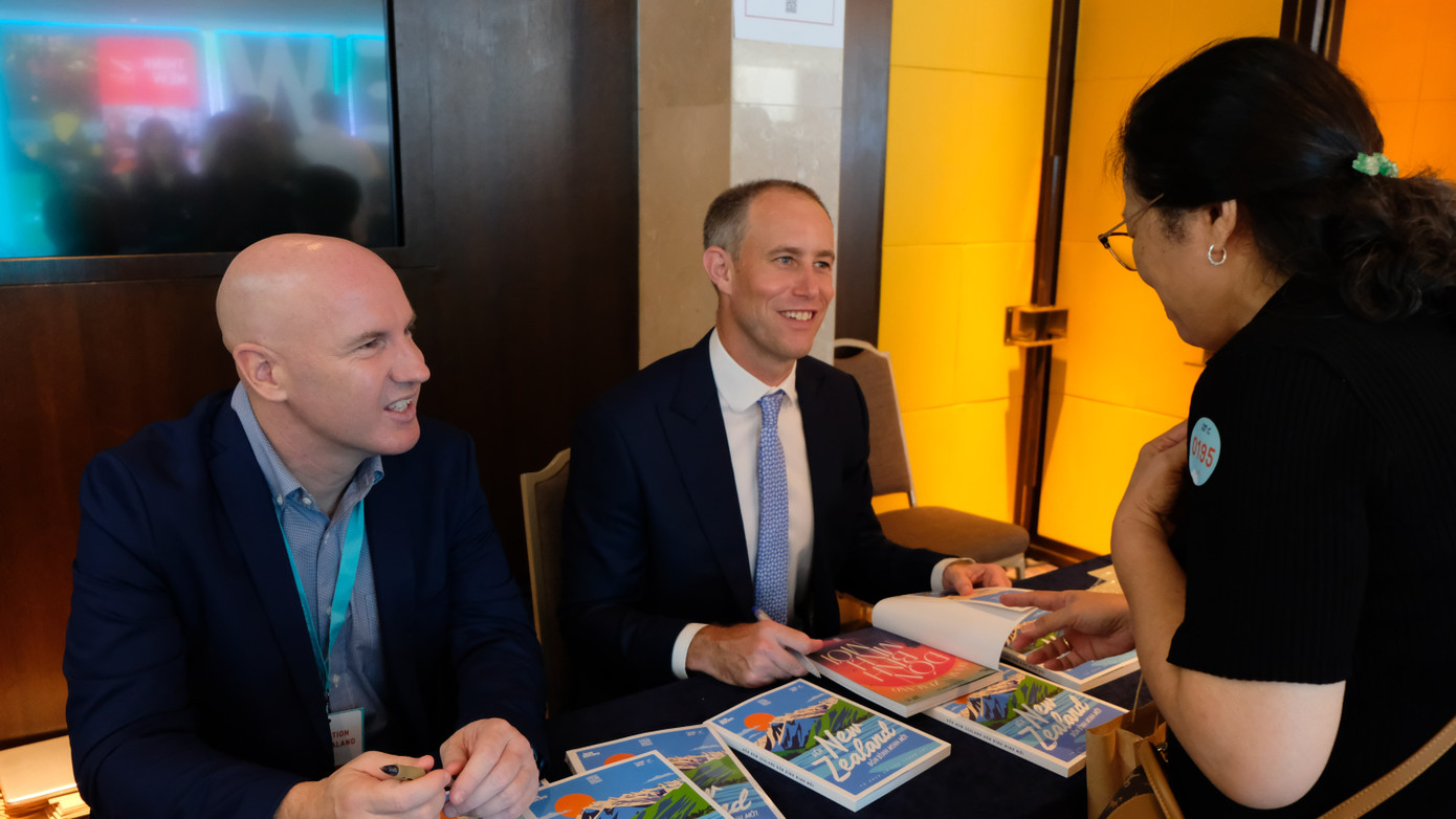 Bạn đọc giao lưu và nhận chữ ký tặng từ các đại diện New Zealand. Ảnh: Kim Bảo Bạn đọc giao lưu và nhận chữ ký tặng từ các đại diện New Zealand. Ảnh: Kim Bảo