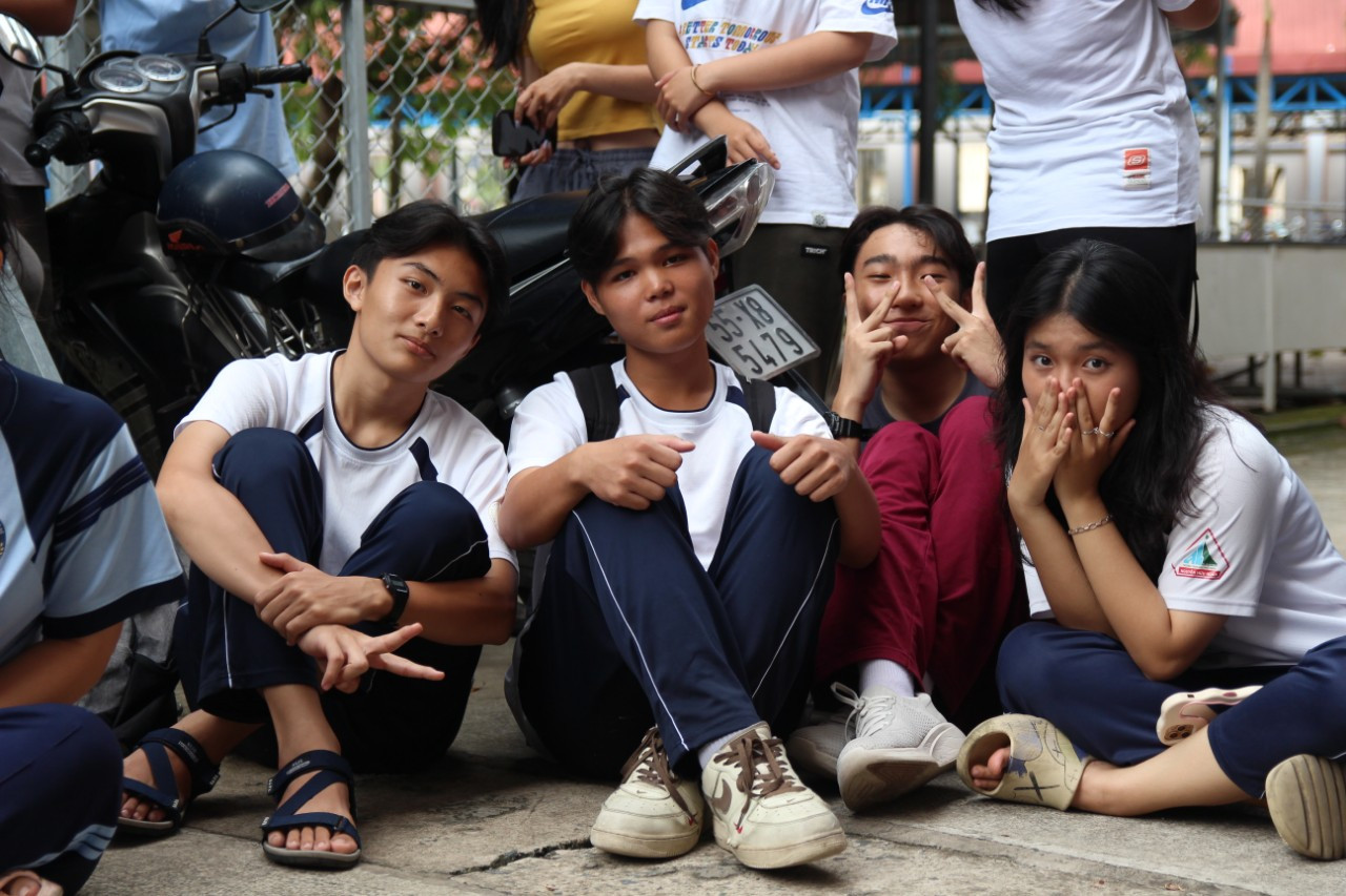 Gia Bảo (ngoài cùng bên trái) cho biết trước khi chính thức trở thành học sinh THPT Nguyễn Hữu Huân, teen 2K8 đều phải thực hiện một &quot;nghi thức&quot; đặc biệt. Ảnh: NVCC