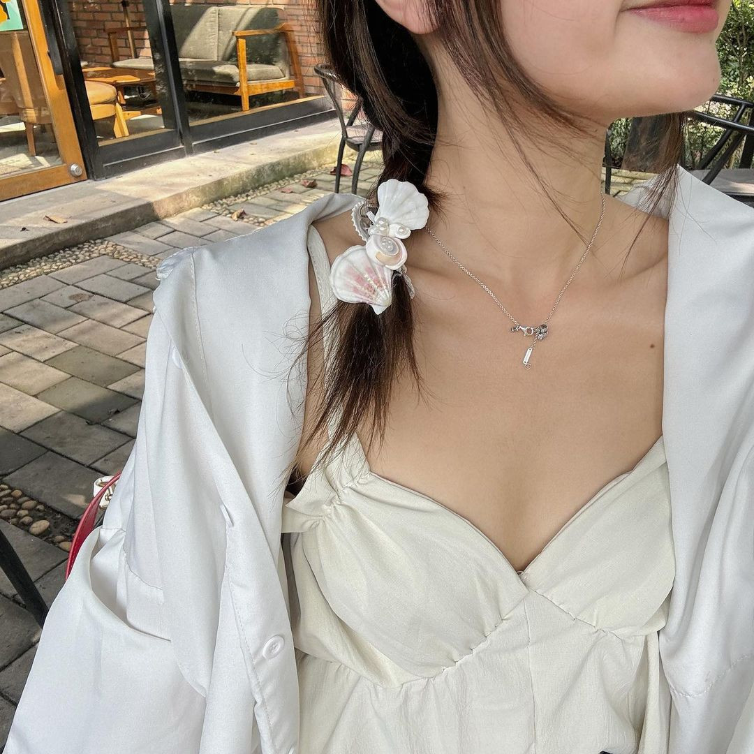 Điểm nhấn cho outfit đi biển của "hội kẹp nơ". Ảnh: @chiu.studio