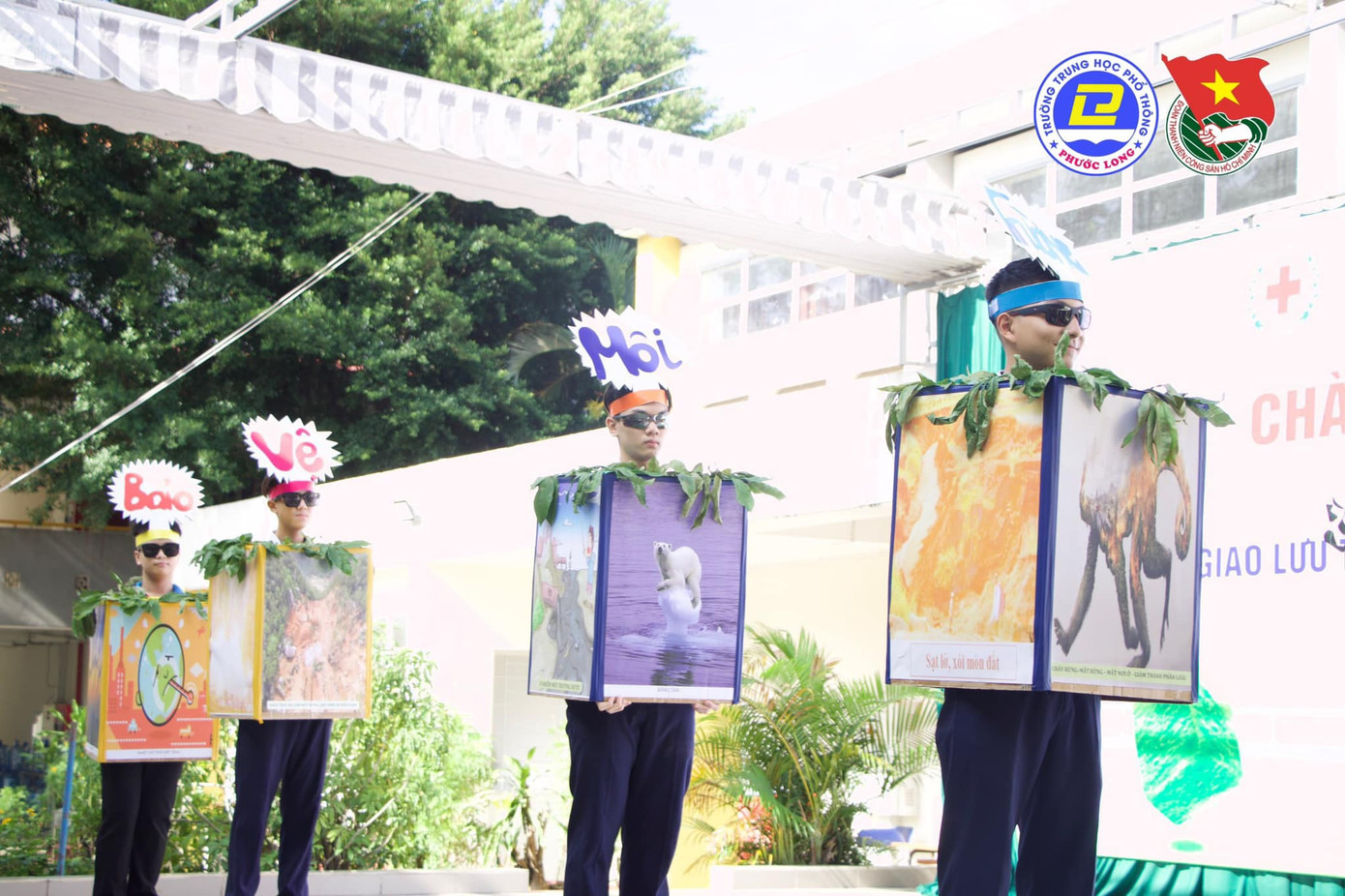 Teen lan toả thông điệp bảo vệ môi trường bằng tiết mục kịch do các bạn tự chuẩn bị. Ảnh: Đoàn trường THPT Phước Long