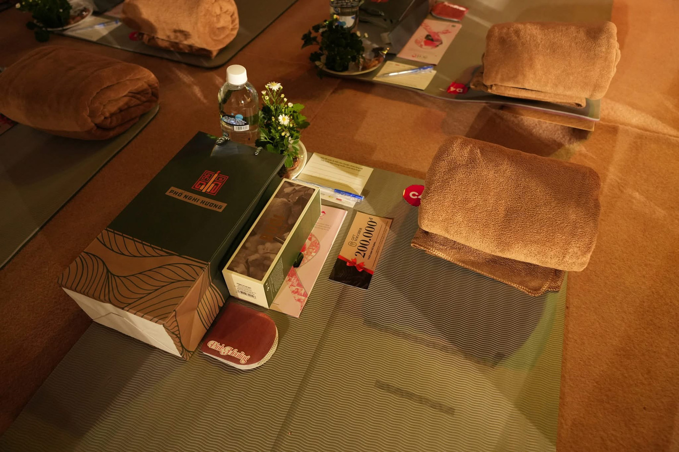 BTC chuẩn bị sẵn khăn ấm, nước uống detox, bánh ngọt để quá trình thêm thoải mái.