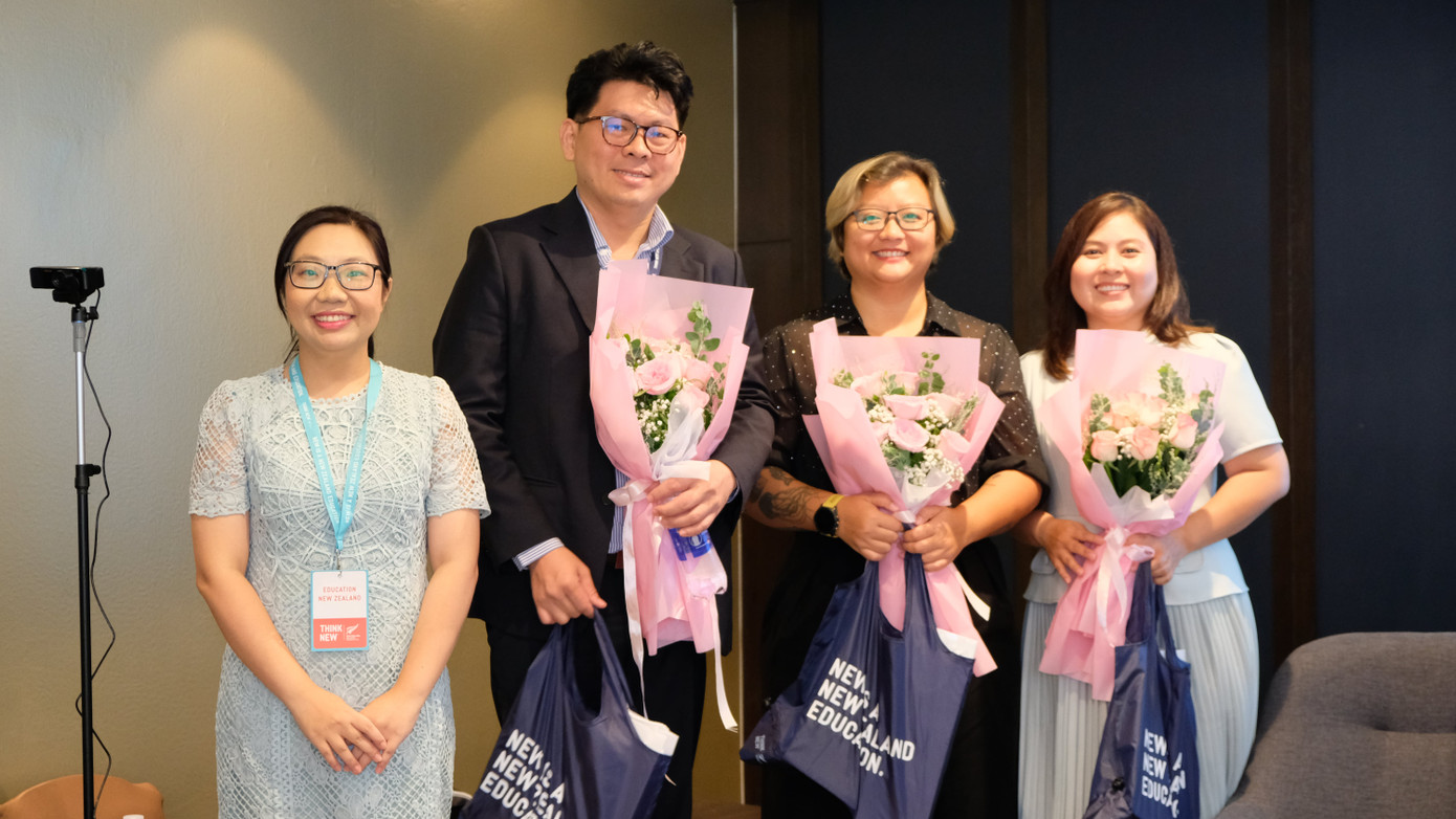 Chị Đinh Hằng (thứ 3 từ trái qua) khẳng định New Zealand là đất nước rất đáng sống và có nhiều trải nghiệm "10 điểm không có nhưng". Ảnh: Kim Bảo