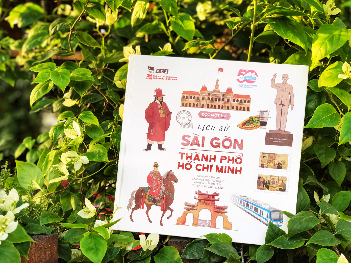 Sách được in màu toàn bộ, với trang giấy dày dặn xịn xò. Sách được in màu toàn bộ, với trang giấy dày dặn xịn xò.