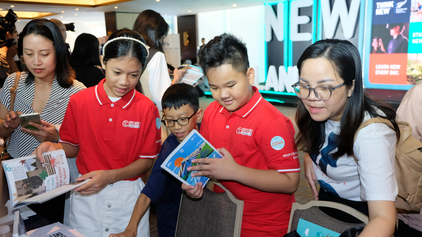 Nhiều bạn nhỏ hào hứng tham gia mini-game để nhận quà và thích thú tìm hiểu các ấn phẩm tại gian hàng của báo Hoa Học Trò. (Ảnh: Kim Bảo) Nhiều bạn nhỏ hào hứng tham gia mini-game để nhận quà và thích thú tìm hiểu các ấn phẩm tại gian hàng của báo Hoa Học Trò. (Ảnh: Kim Bảo)