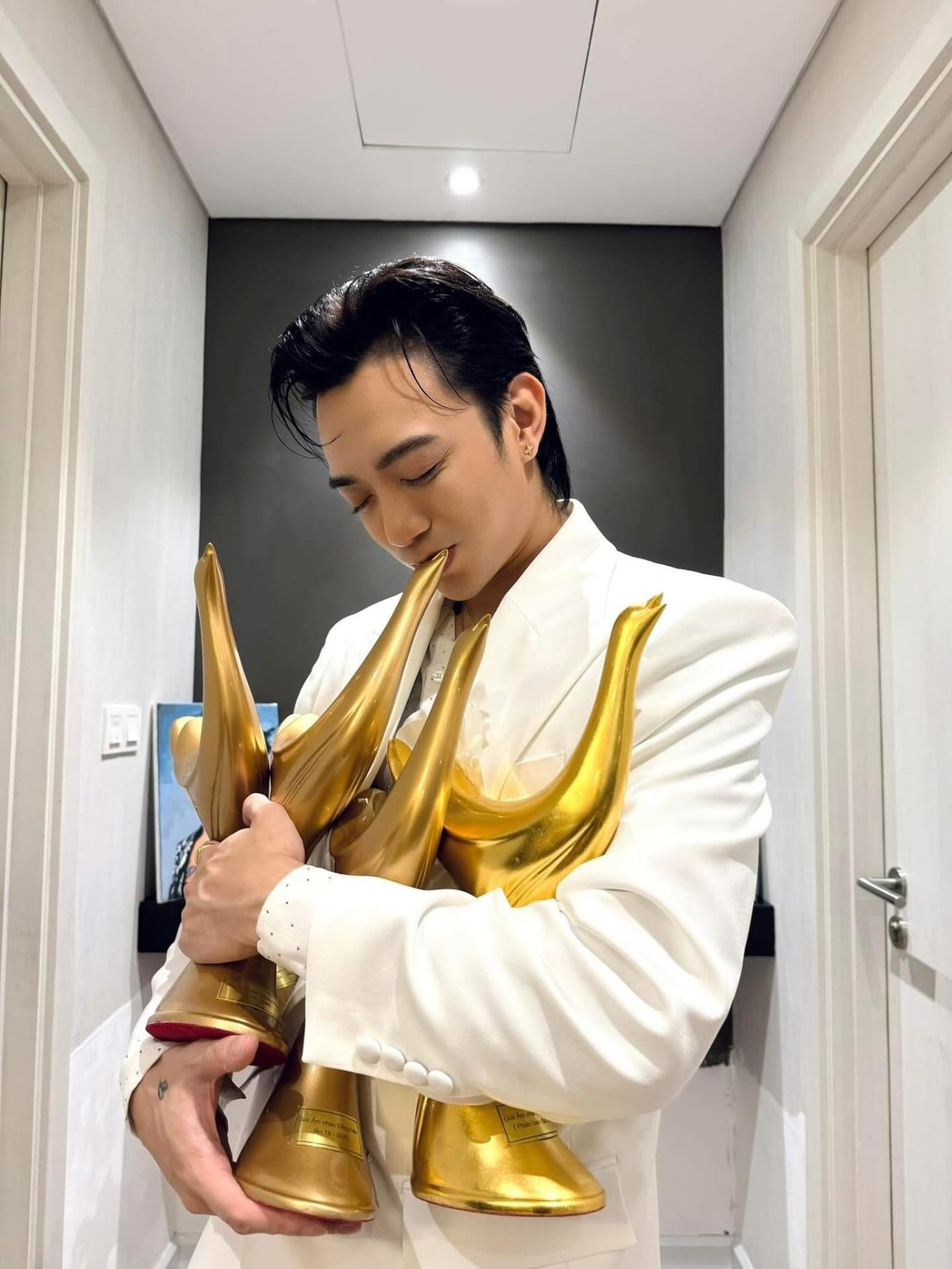 Nam nghệ sĩ chia sẻ khoảnh khắc hạnh phúc bên những chiếc cúp quý giá. Ảnh: SOOBIN. Nam nghệ sĩ chia sẻ khoảnh khắc hạnh phúc bên những chiếc cúp quý giá. Ảnh: SOOBIN.