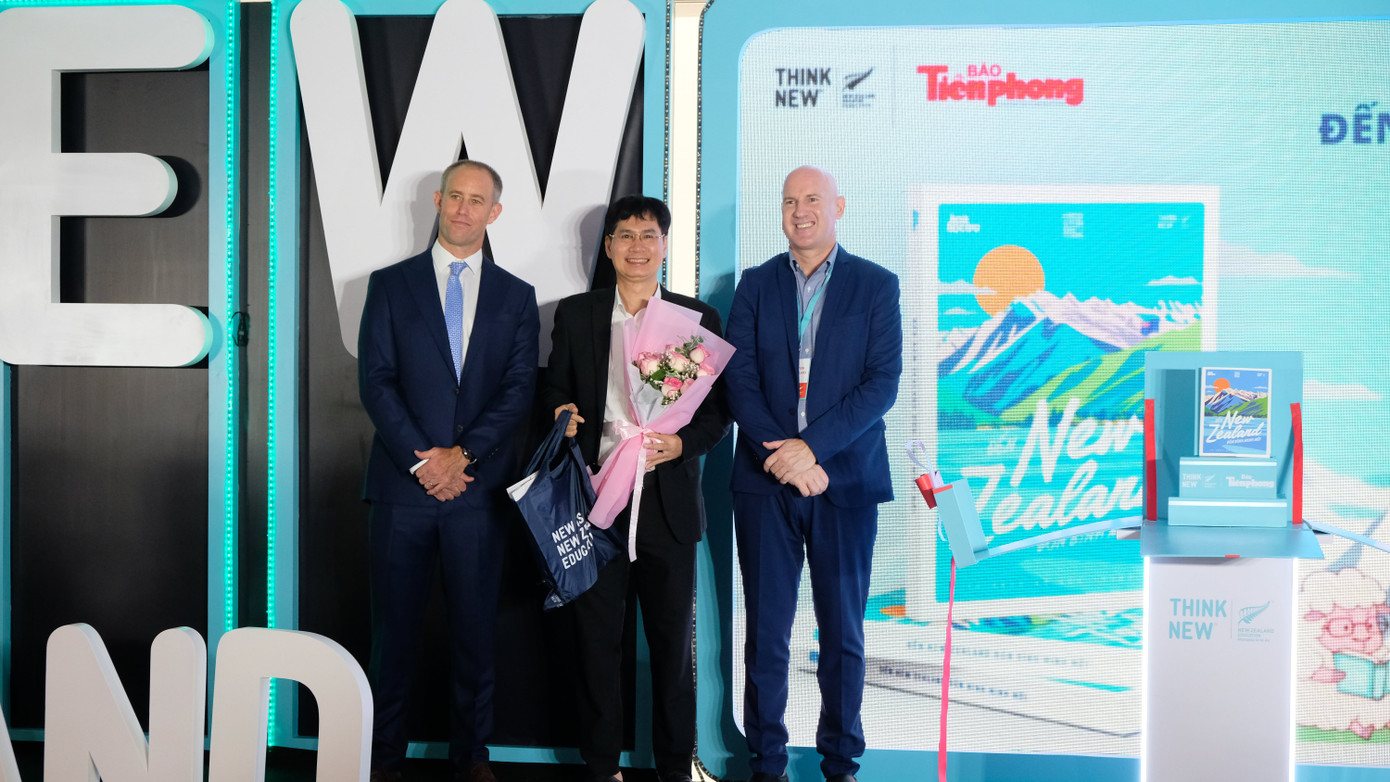 Đại diện ENZ và báo Tiền Phong cùng mở hộp quà ra mắt ấn phẩm. Ảnh: Kim Bảo Đại diện ENZ và báo Tiền Phong cùng mở hộp quà ra mắt ấn phẩm. Ảnh: Kim Bảo