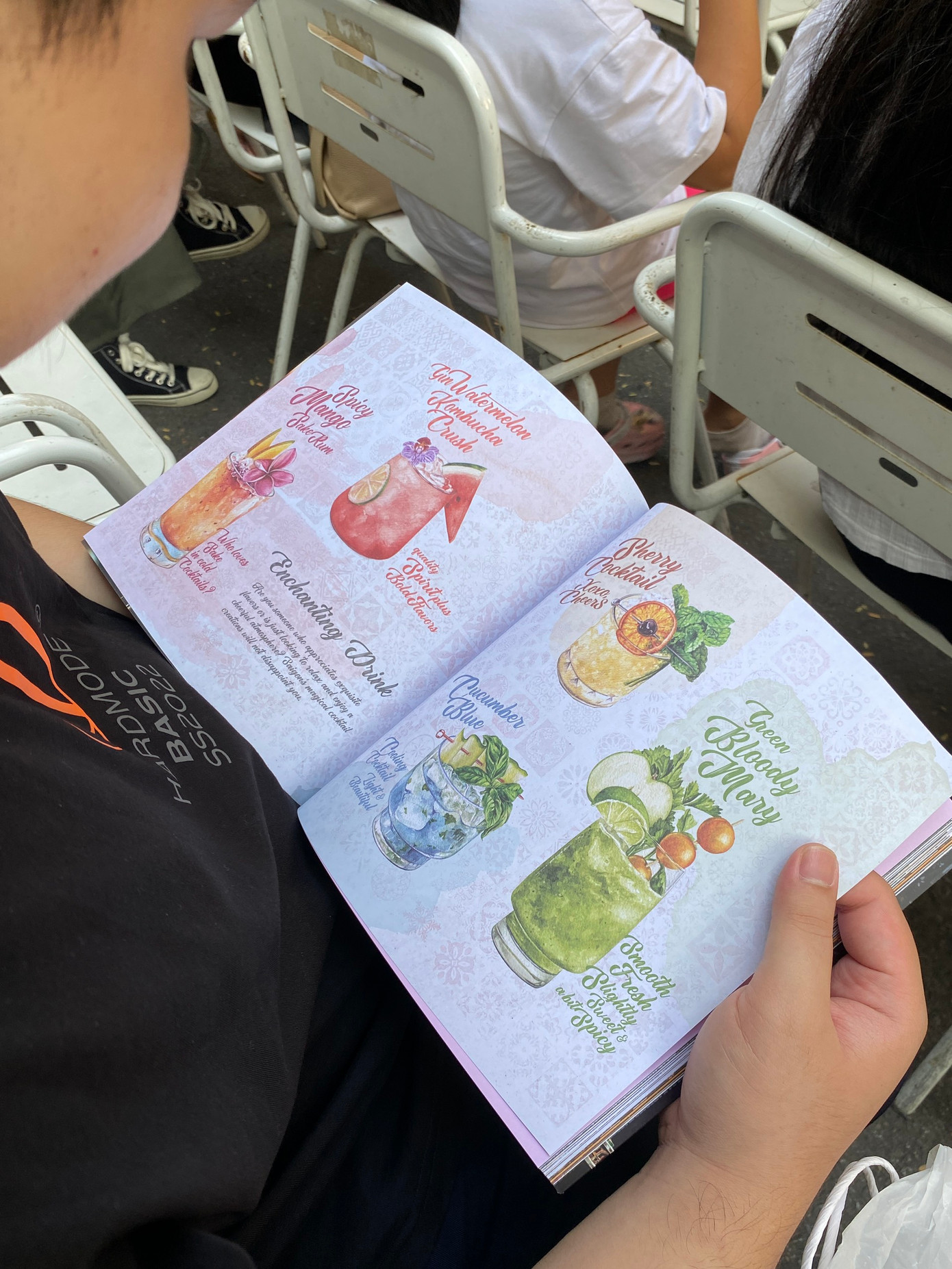 Sách còn có những phần vẽ minh hoạ menu ẩm thực Sài thành. Ảnh: Hoàng Mai Sách còn có những phần vẽ minh hoạ menu ẩm thực Sài thành. Ảnh: Hoàng Mai