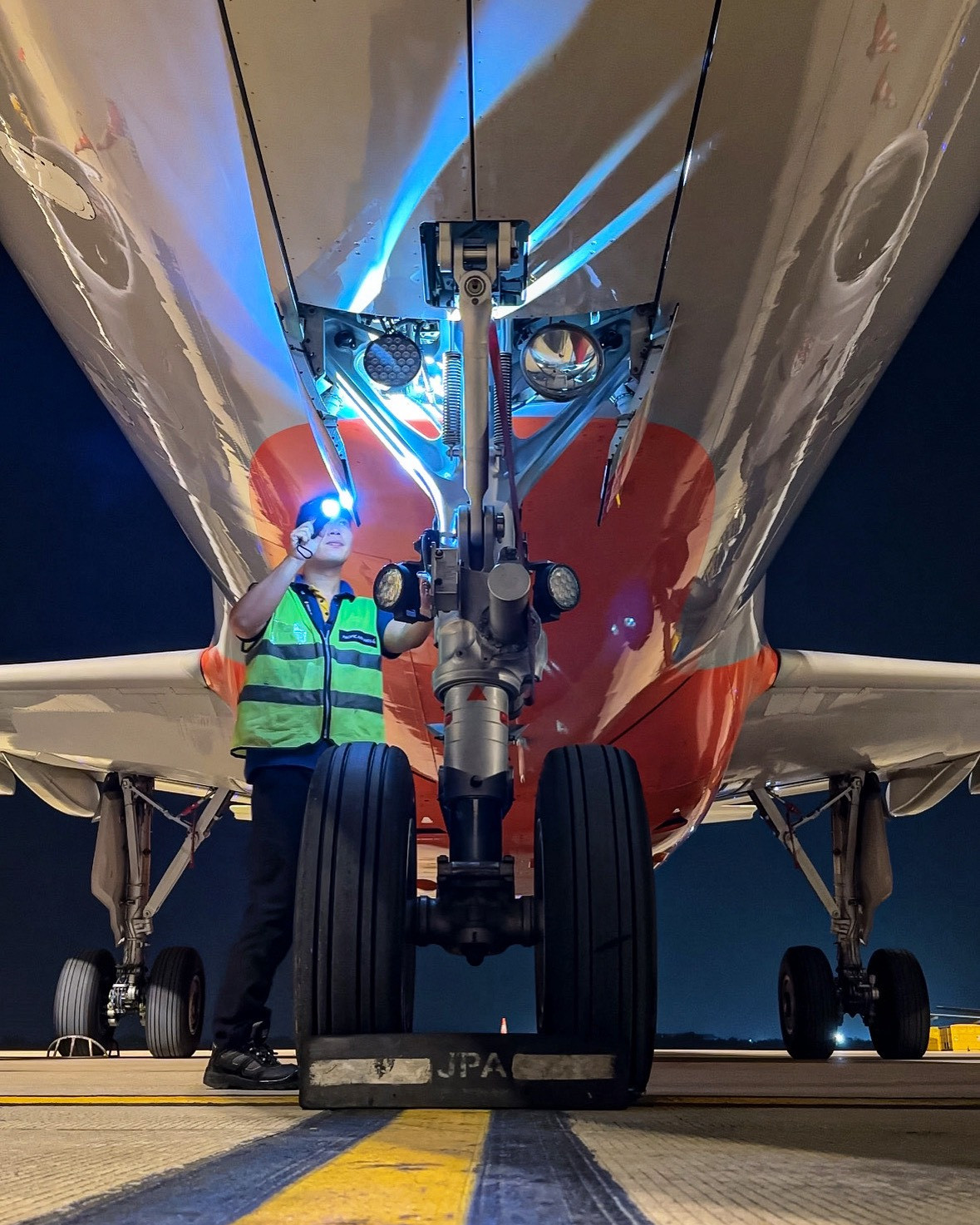 Bảo dưỡng máy bay là nghề sẽ làm việc nhiều ngoài trời, tiếp xúc khói bụi, nắng mưa nên teen cần trang bị sức khỏe tốt. Ảnh: NVCC