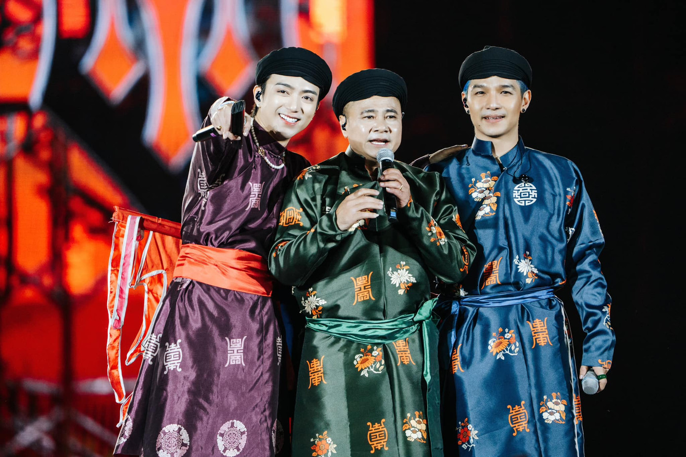 "Gia đình phú ông" với cậu út SOOBIN, phú ông Tự Long và cậu cả Cường Seven trong concert ATVNCG D-2 tại Hà Nội. "Gia đình phú ông" với cậu út SOOBIN, phú ông Tự Long và cậu cả Cường Seven trong concert ATVNCG D-2 tại Hà Nội.