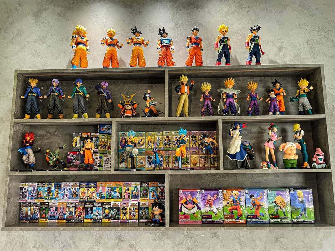 Tủ figure không chỉ fan One Piece mà fan Dragon Ball cũng chẳng thể bỏ qua.