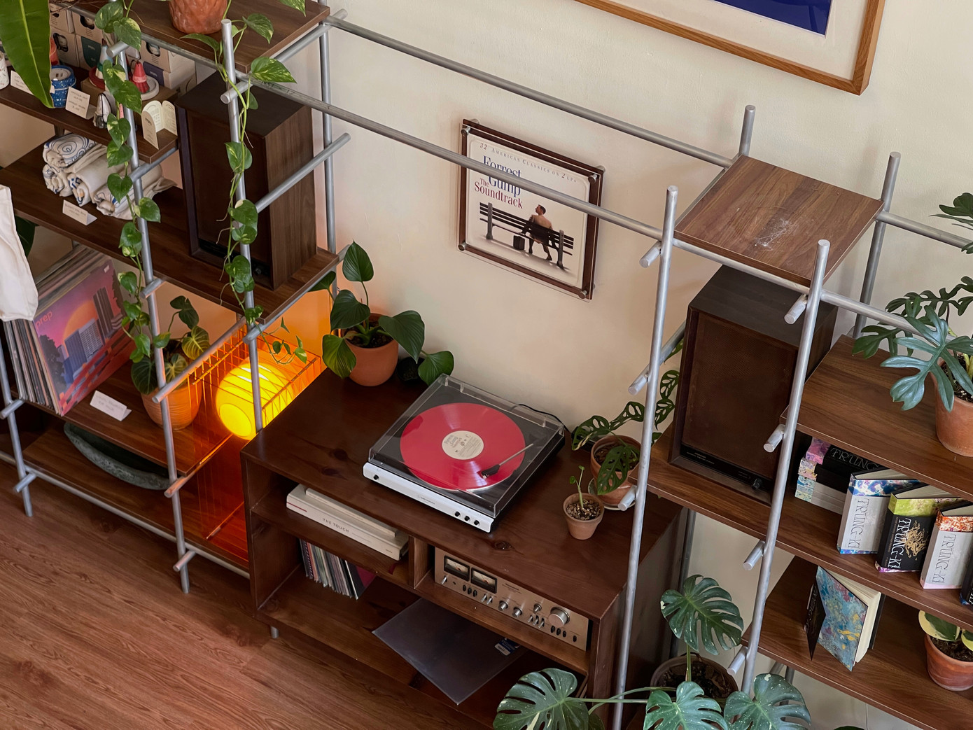 Âm thanh từ đĩa than là âm thanh analog nên sẽ trầm ấm và chất lượng hơn. Âm thanh từ đĩa than là âm thanh analog nên sẽ trầm ấm và chất lượng hơn.