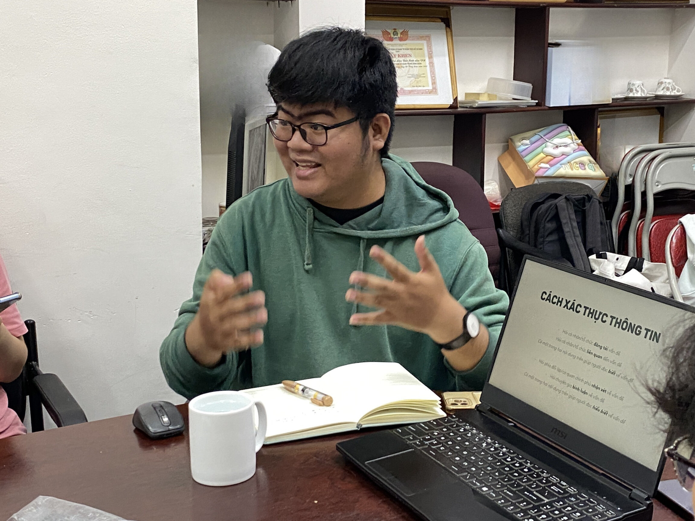 Anh Ngọc Long chia sẻ, xác thực thông tin là bước đầu quan trọng giúp teen lựa chọn đề tài viết báo đúng cách. Ảnh: Hoàng Mai Anh Ngọc Long chia sẻ, xác thực thông tin là bước đầu quan trọng giúp teen lựa chọn đề tài viết báo đúng cách. Ảnh: Hoàng Mai