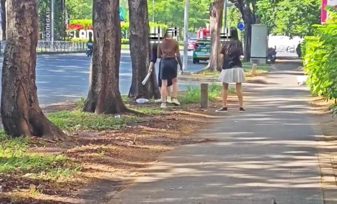 Vừa có sản phẩm "sống ảo" xong, nhóm bạn ngay lập tức vứt rác lại đúng hiện trạng và ra về. Vừa có sản phẩm "sống ảo" xong, nhóm bạn ngay lập tức vứt rác lại đúng hiện trạng và ra về.