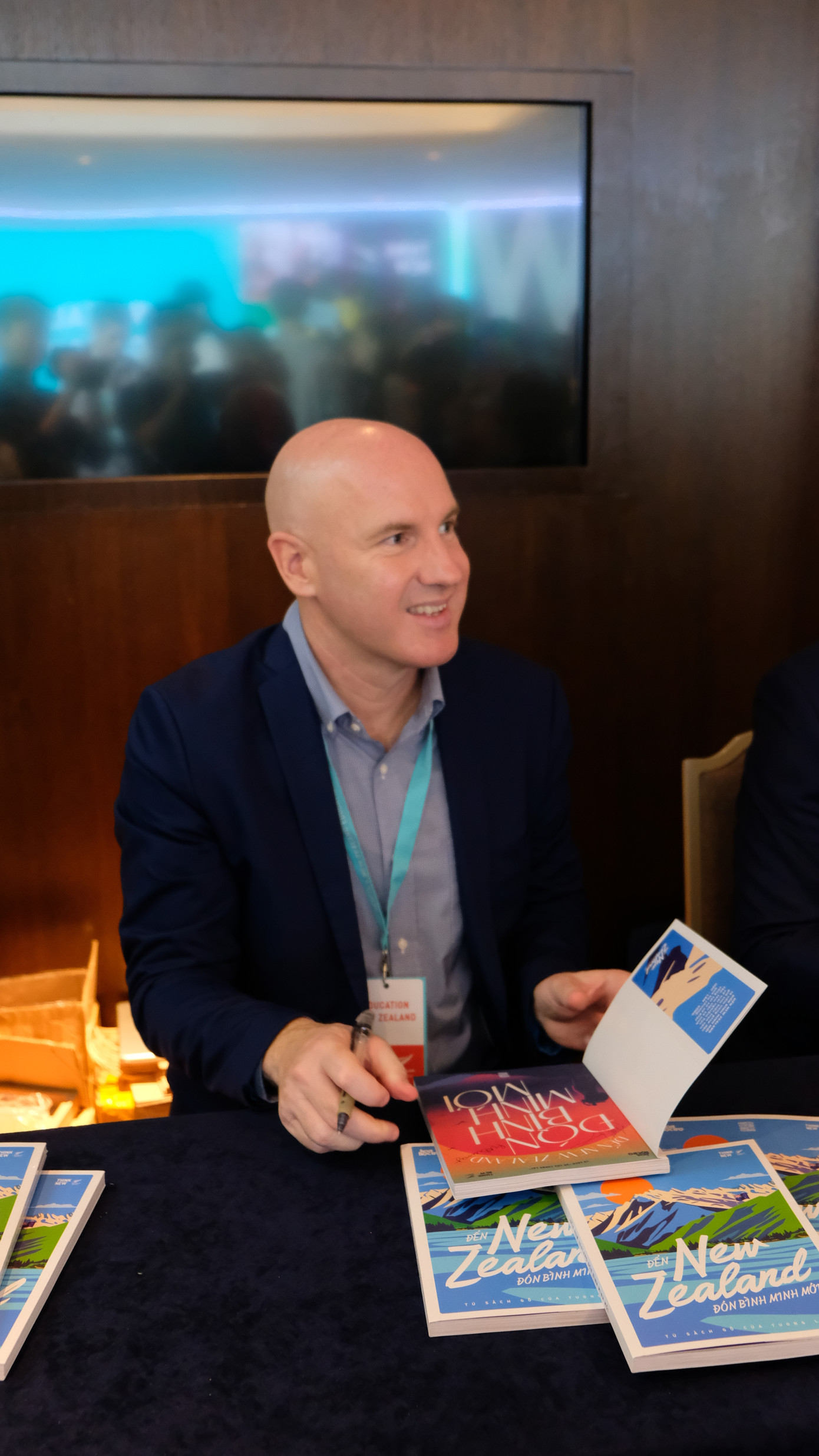 Đến Ngày hội giáo dục New Zealand, bạn đọc được gặp gỡ chú Ben Burrowes và được ký tặng sách trực tiếp. Ảnh: Kim Bảo